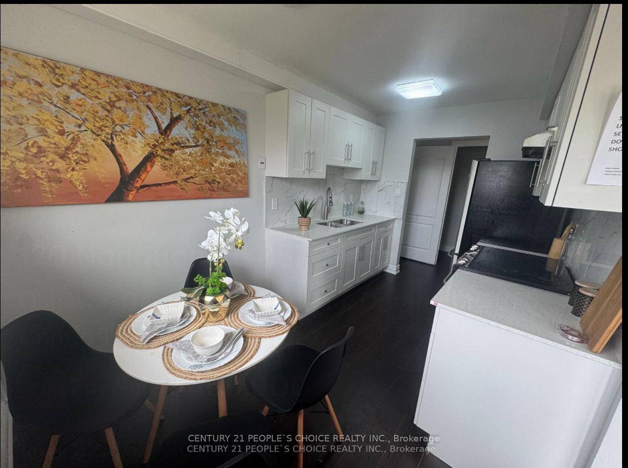 WOW ! ! ! ! Charming 3 Bedroom Townhouse in a Desirable Neighborhood Perfect for Families and Professionals !