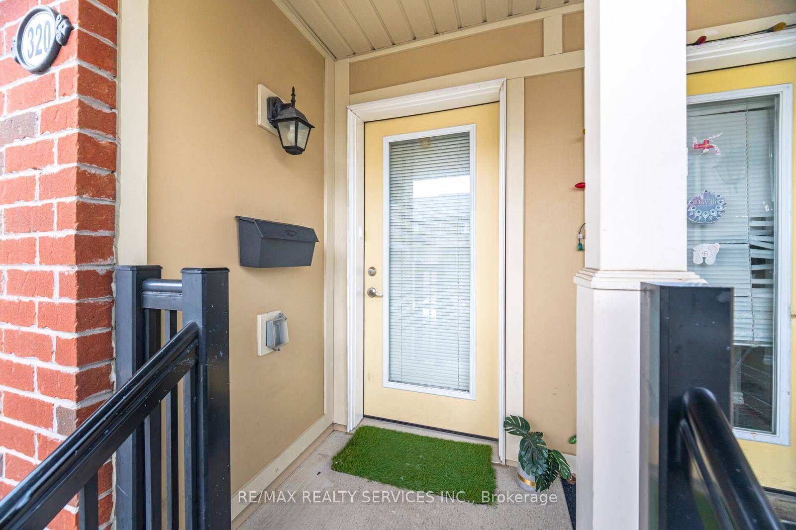 Modern 2 Bedroom, 2 Bathroom Stacked Townhome in a Desirable Neighbourhood !