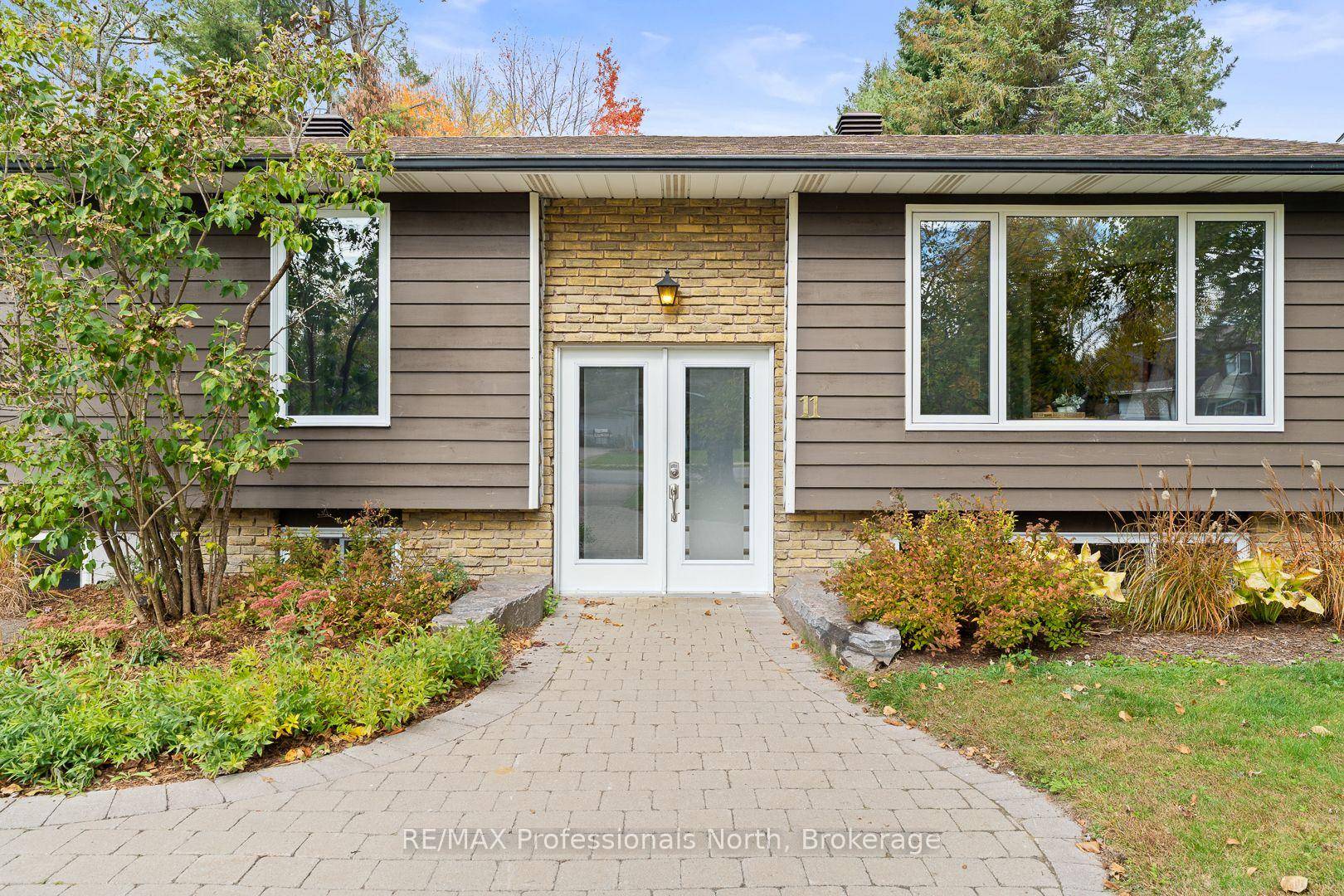 OPEN HOUSE SATURDAY OCTOBER 18TH 1 3PM Welcome to this bright and spacious raised bungalow, ideally situated on a quiet, family friendly cul de sac, within walking distance to local ...