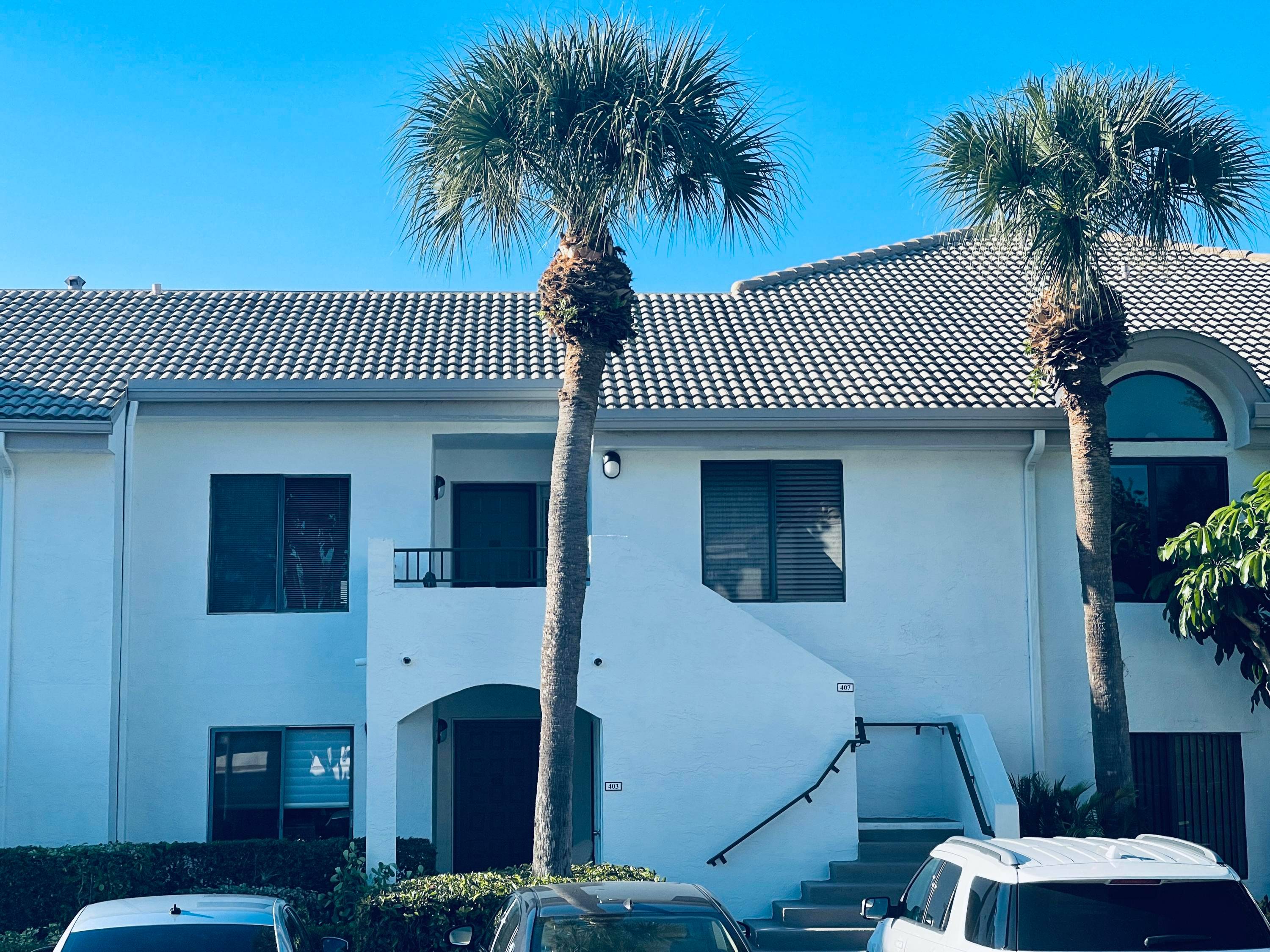 GOLF, TENNIS SOCIAL MEMBERSHIPS INCLUDED IN RENT Beautiful two bedrooms, two baths, nice kitchen, and beautifully furnished.