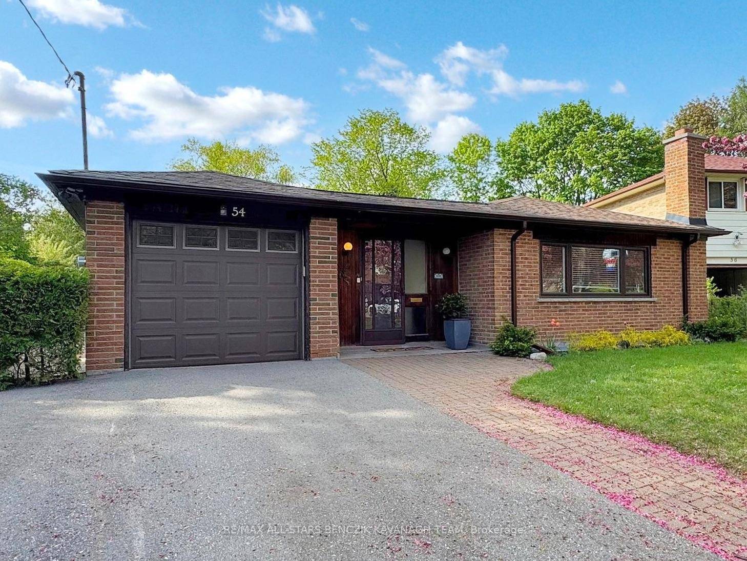 Beautifully maintained 4 bedroom back split nestled on a premium pie shaped approx.