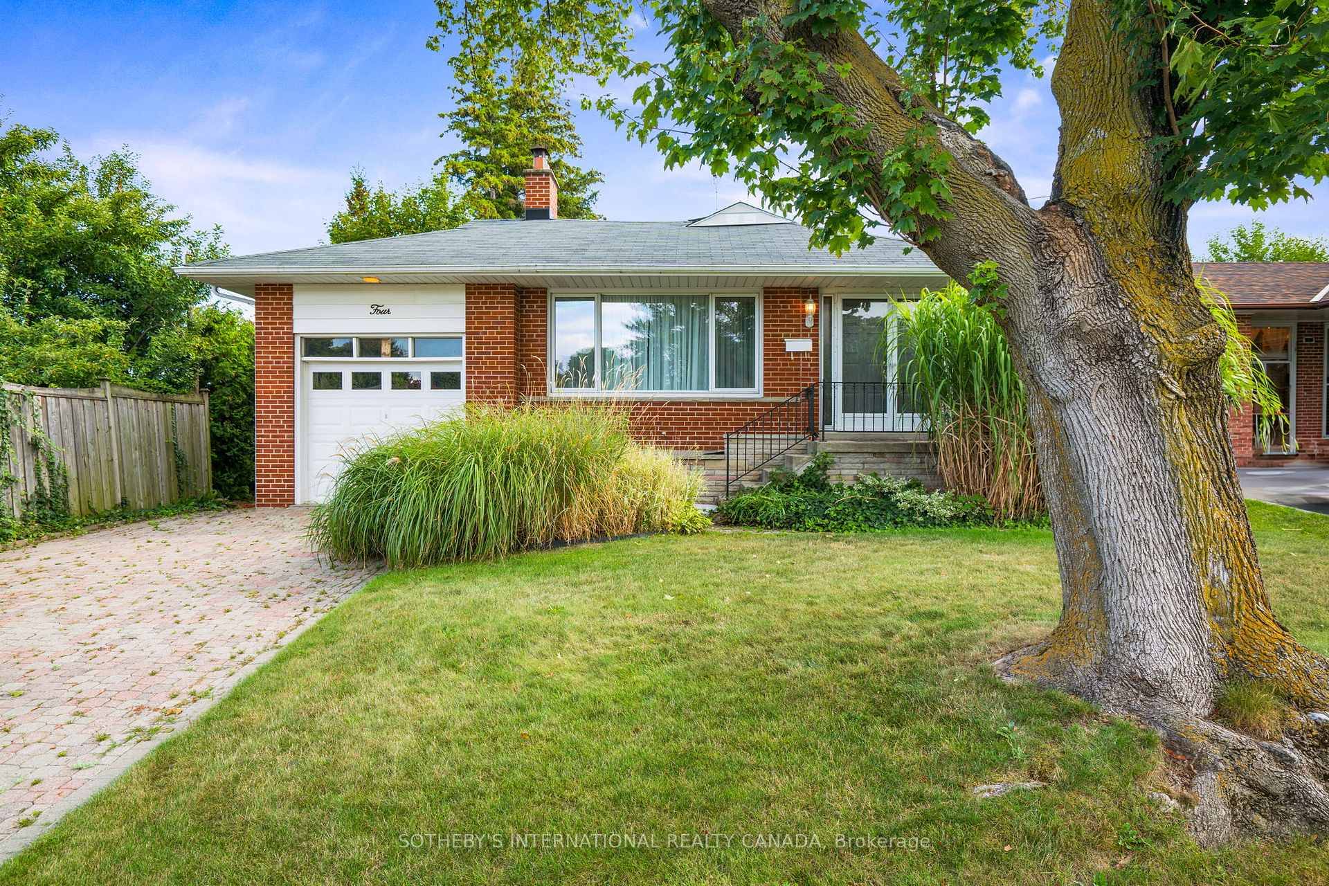 Royal York Gardens Gem ! Welcome to this impeccably maintained and lovingly cared for bungalow, perfectly situated on one of the most sought after streets in this family friendly neighbourhood.
