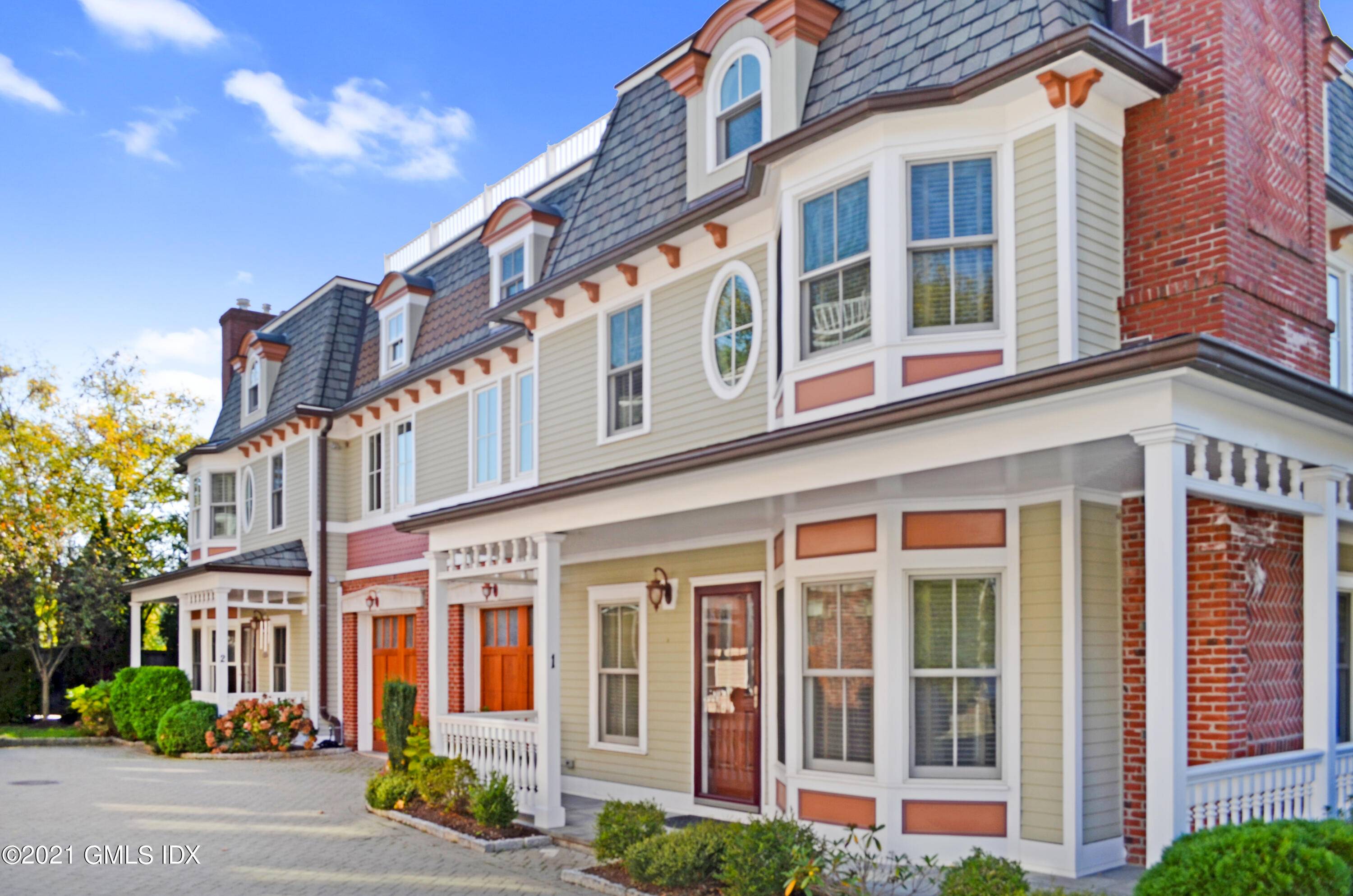 Close to Metro North train station !