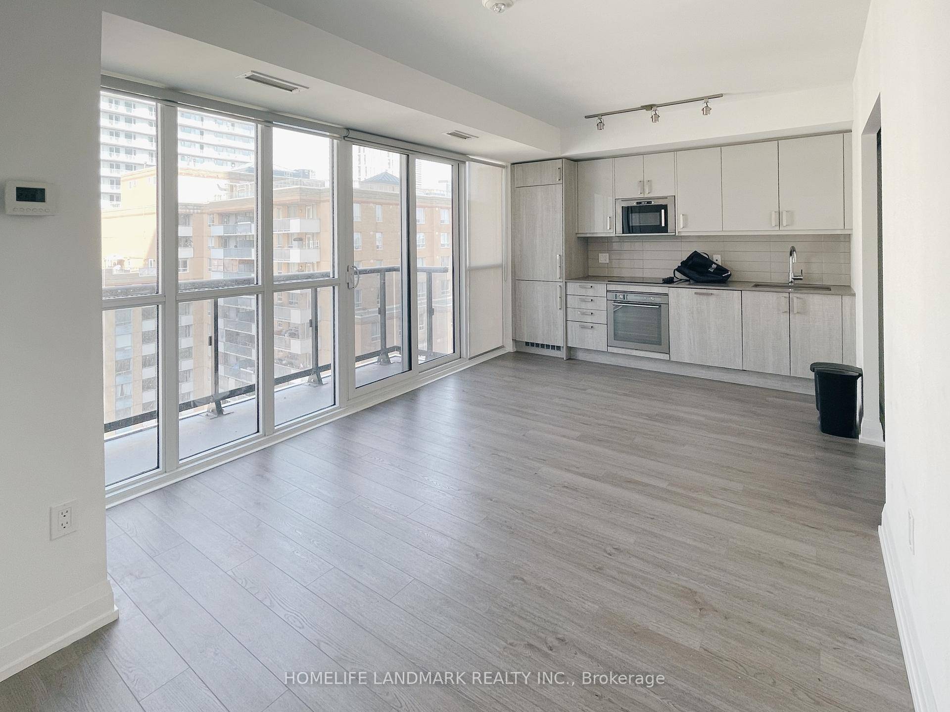 2 Bedroom 2 Bath Unit In The Heart Of Downtown Toronto With Bright West Views.