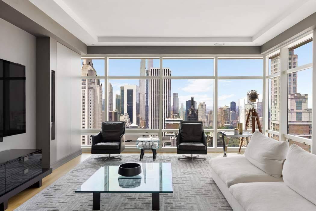 New Listing Apartment 35A is a high floor luxury residence situated within one of Manhattan s most exhilarating and architecturally iconic condominium towers.