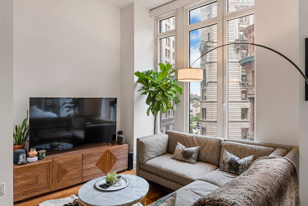 Situated in the heart of the Financial District, this large studio residence approx 700 sq ft possesses a host of modern finishes and ceilings that reach over 10.