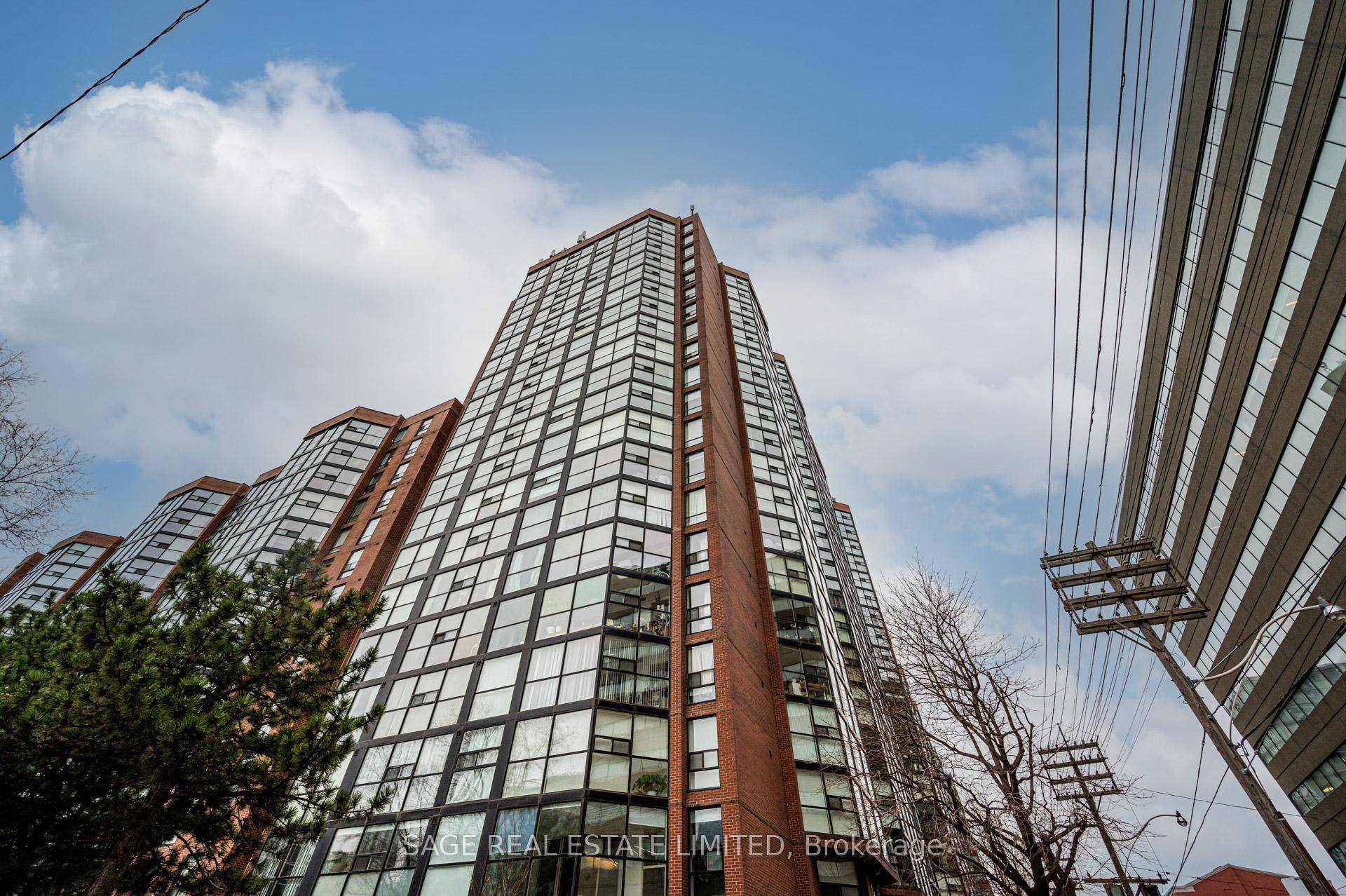 Location is King ! Welcome to The Summit and enjoy world class amenities amp ; city living in prime King West.