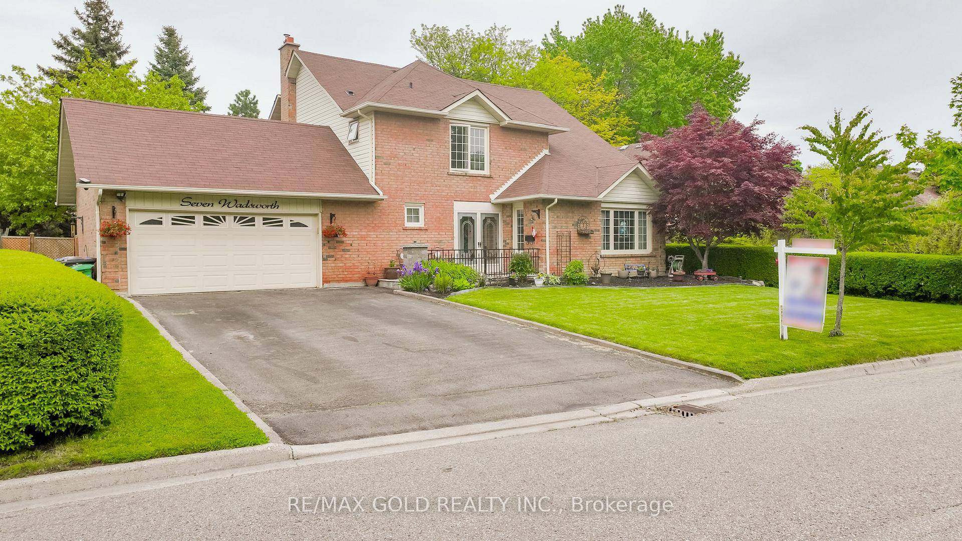Welcome to 7 Wadsworth Circle Located in Sought After Area of Snelgrove in Brampton Features Front Yard with Great Curb Appeal with Beautiful Stone Floor.
