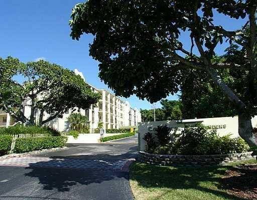Rare opportunity in East Boca Raton to live in a spacious 3 bedroom 2 bath condo with close proximity to the beach and downtown Mizner.