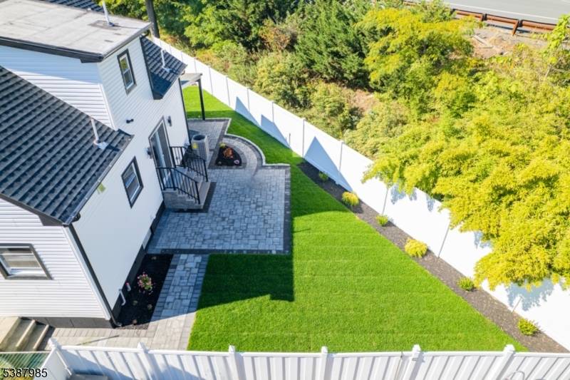 Beautiful single family house recently total renovated.