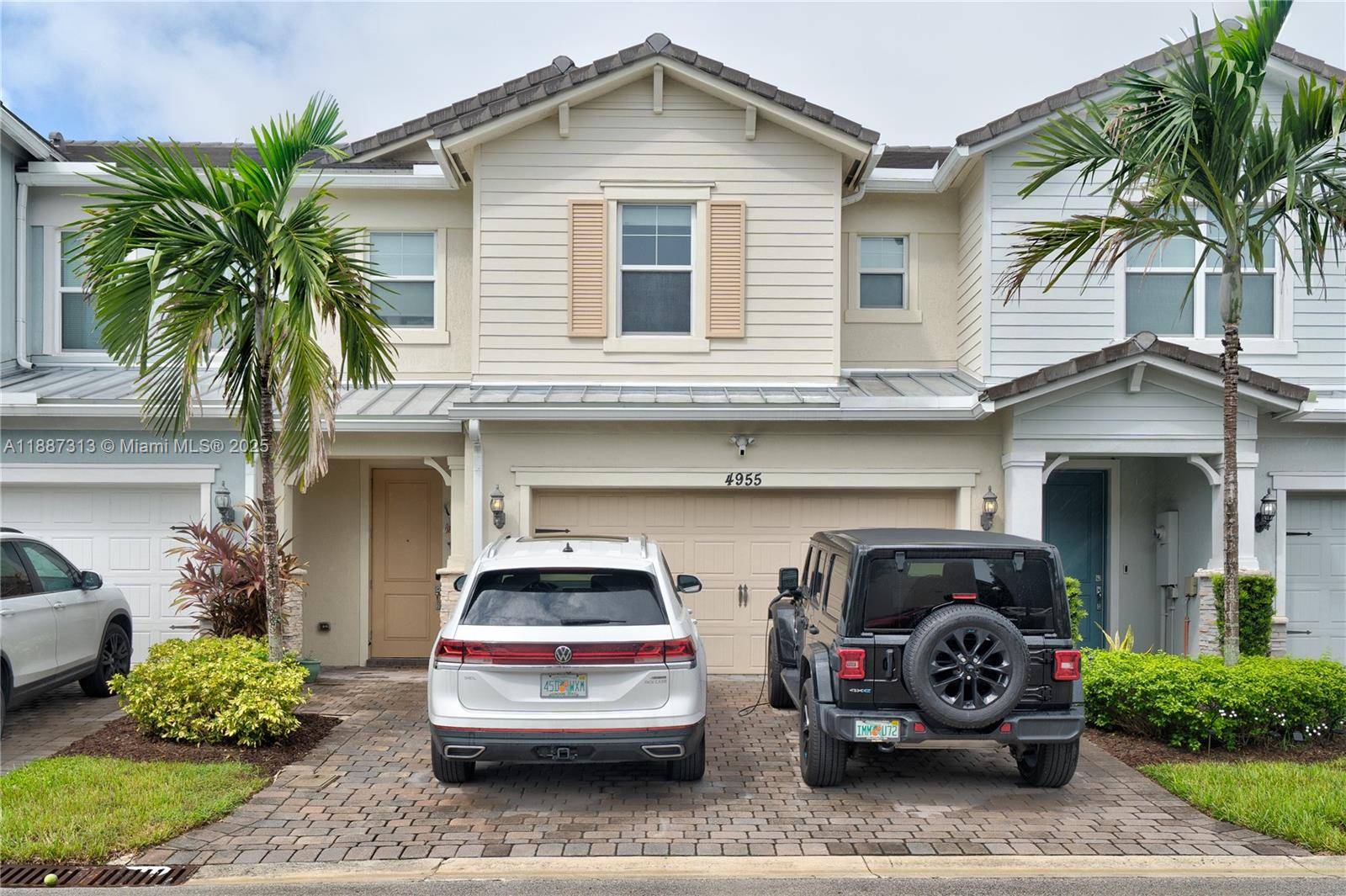 WELCOME TO THIS MODERN TOWNHOME SMACK ON THE LAKE, LOCATED IN A DESIRABLE GATED COMMUNITY OF PARKVIEW AT HILLCREST IN HOLLYWOOD, FL !