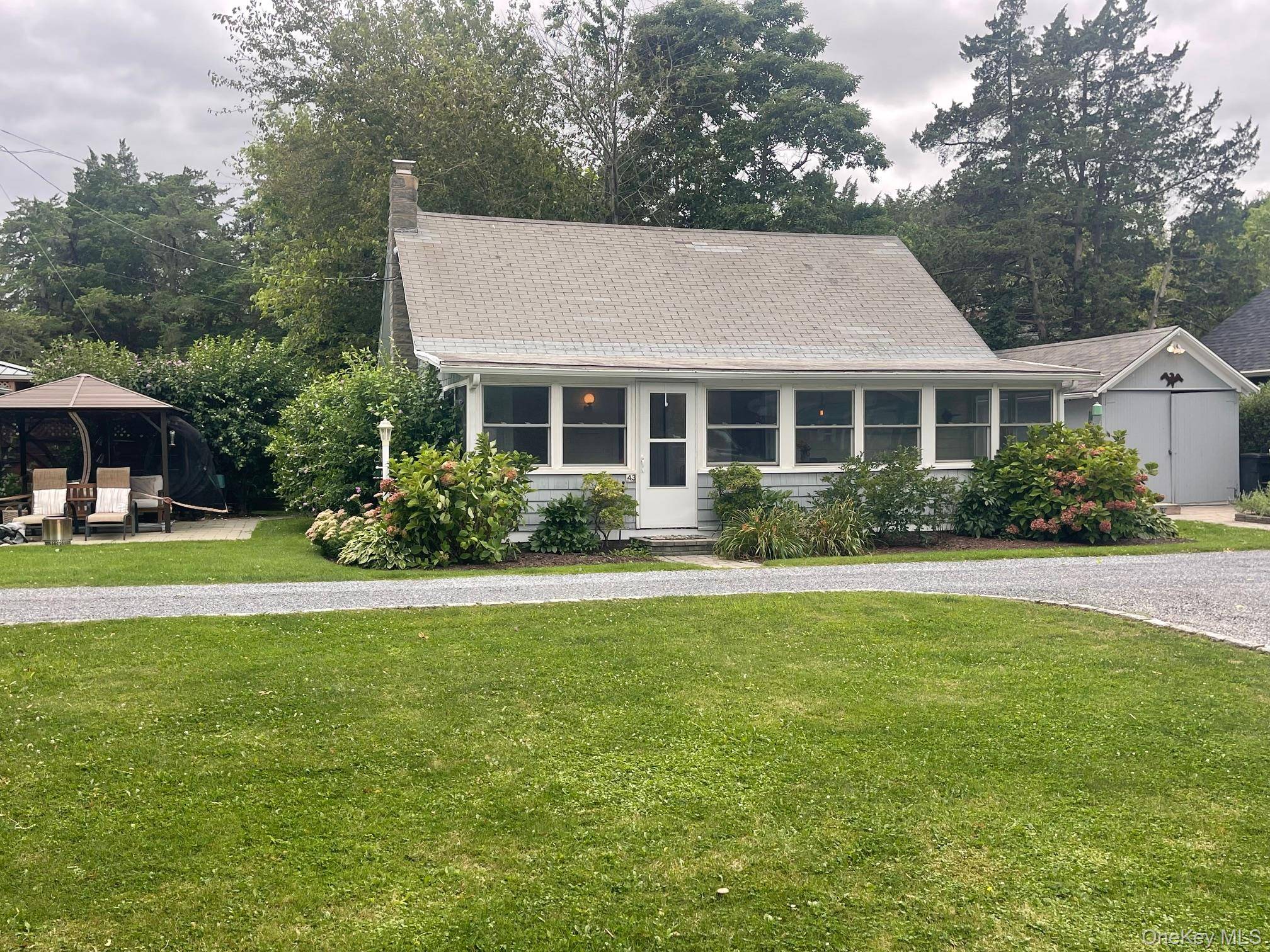 Jamesport Dreamy Seaside artist cottage by the bay.