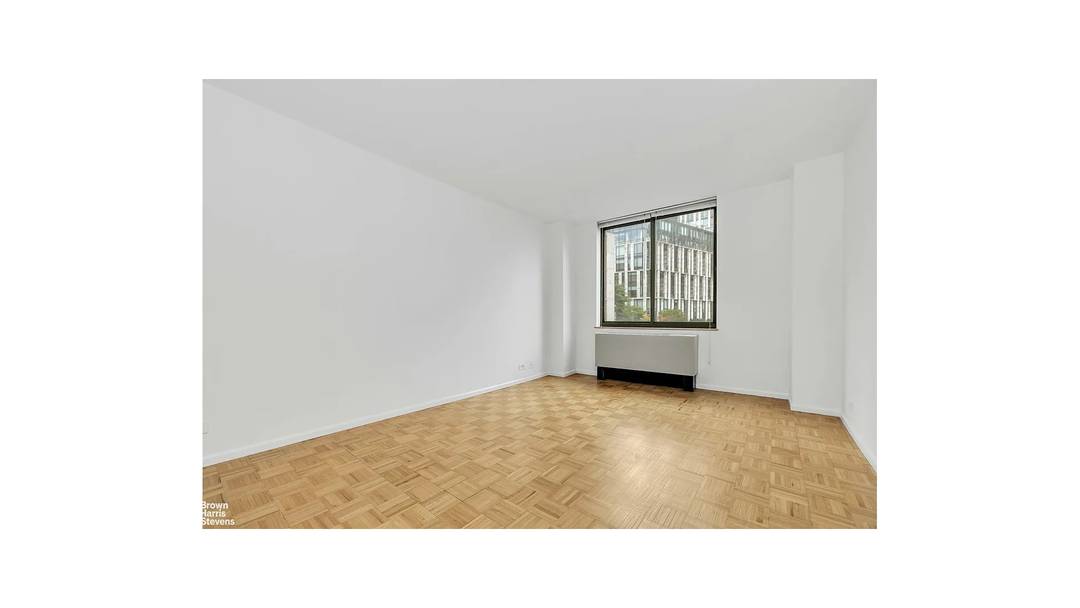 Very bright one bedroom in Tribeca's much sought after Greenwich Court Condominium.