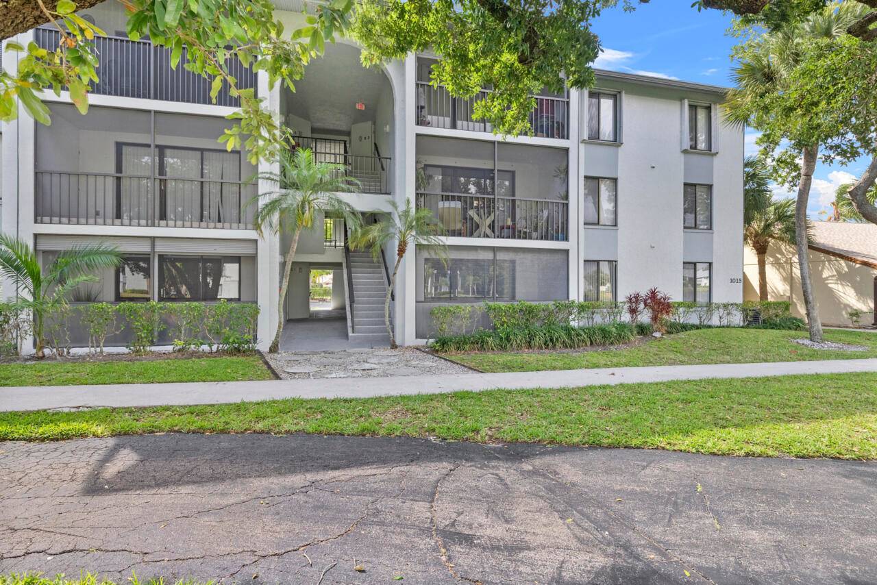 Nice 2 bedroom, 2 bathroom condo located in the quiet, gated community of Palm Club Village in West Palm Beach.
