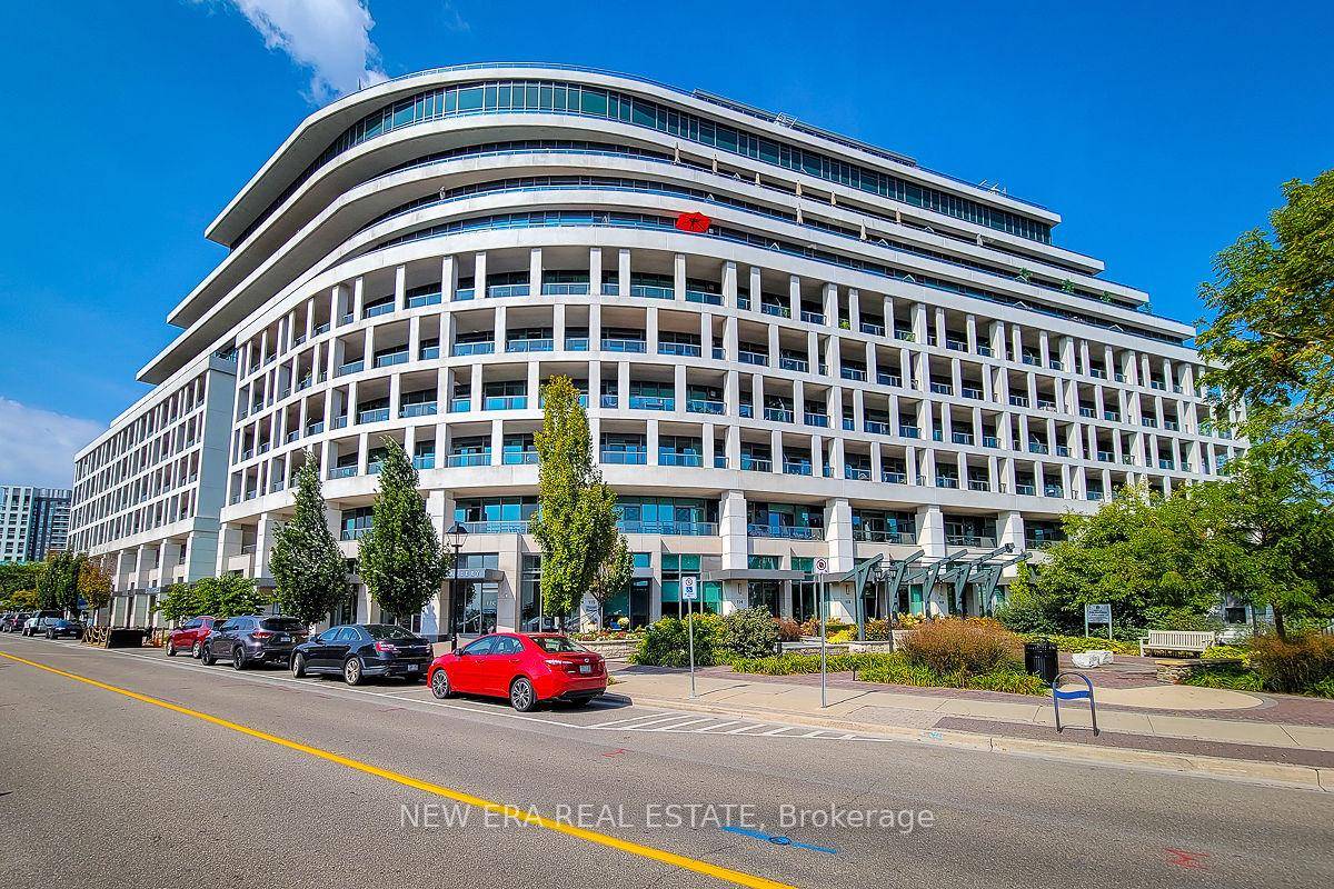 Welcome to The Shores ! This modern luxurious building is situated in Bronte Harbor.