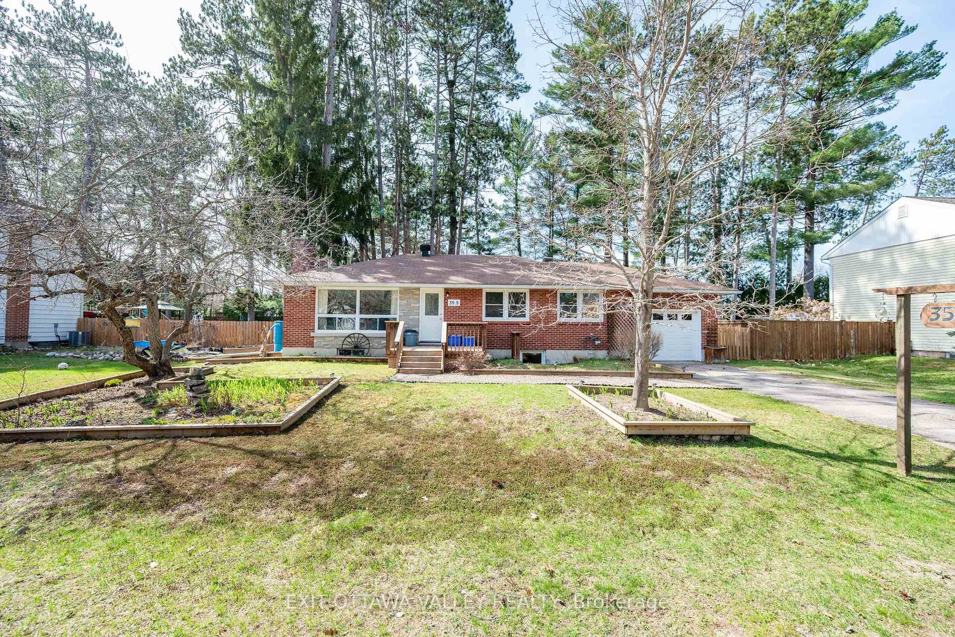This well maintained 4 bedroom 3 1, PLUS den office, 1.