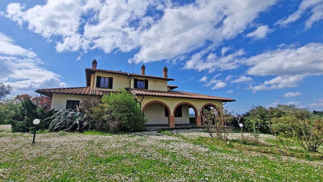 Villa with garden, spacious interiors and the possibility of building a swimming pool for sale in Foiano della Chiana, in the heart of Tuscany.