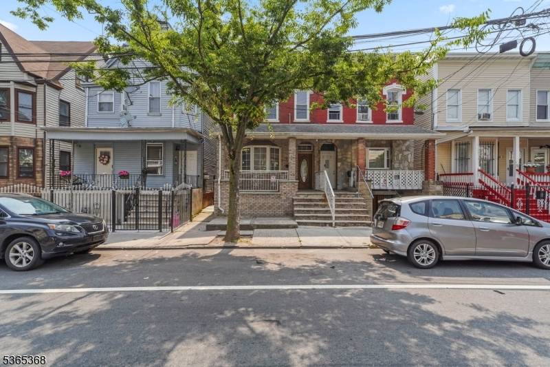 Picture Perfect Semi Attached Gem in Newark !