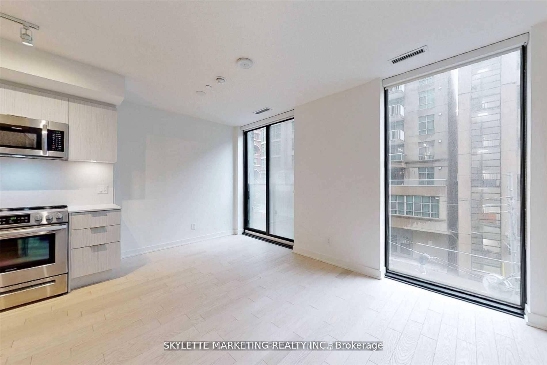 1 BR IS 493 SQFT CUSTOM WINDOW COVERINGS Welcome to Yonge Rich Live in unparalleled luxury high above the city with soaring ceilings, floor to ceiling windows, gourmet kitchens spa ...
