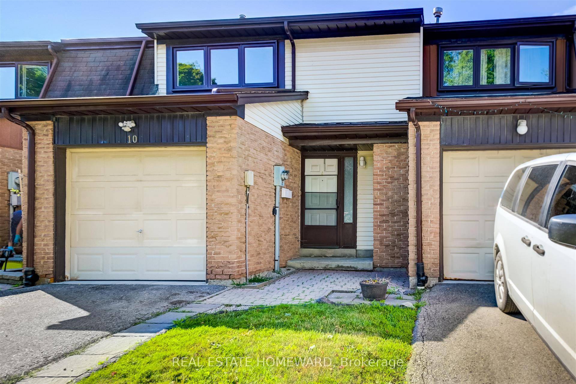 Updated and spacious Town in lovely North Richvale !