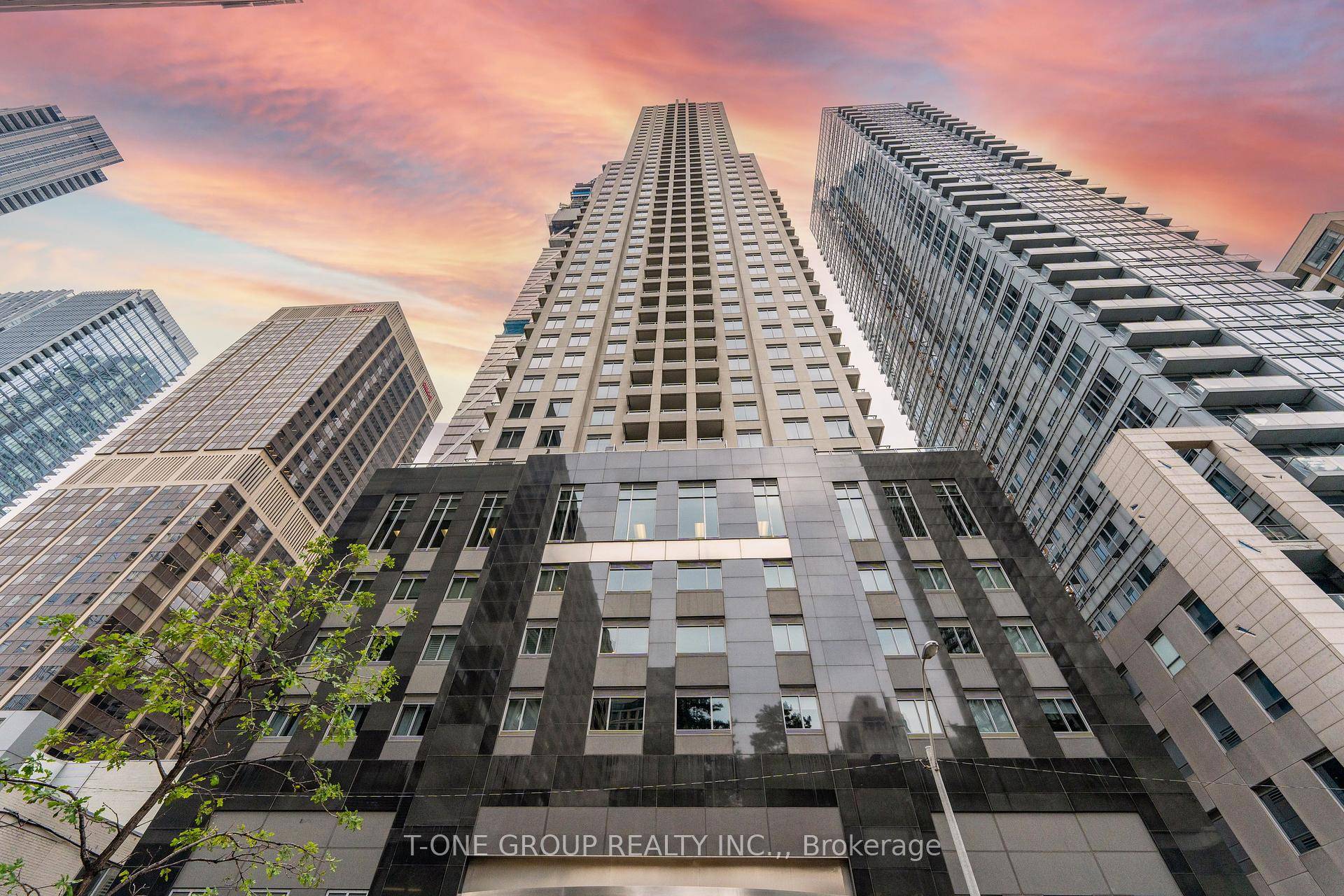 Welcome to Suite 1101 at the iconic Uptown Residences, nestled in the heart of prestigious Yorkville one of Torontos most celebrated and walkable neighbourhoods.