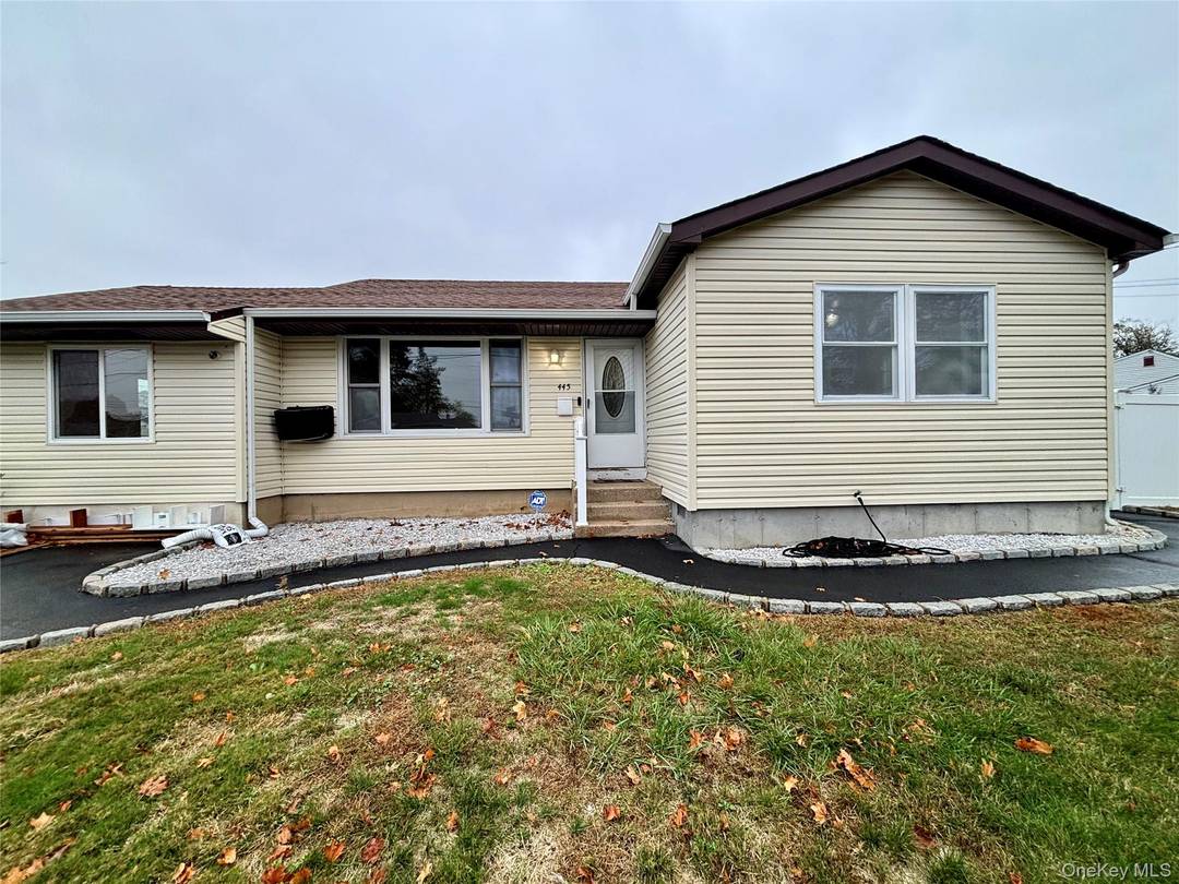 Welcome home to this beautifully maintained 4 bedroom house in Brentwood, NY, one of Long Islands most convenient and vibrant communities !