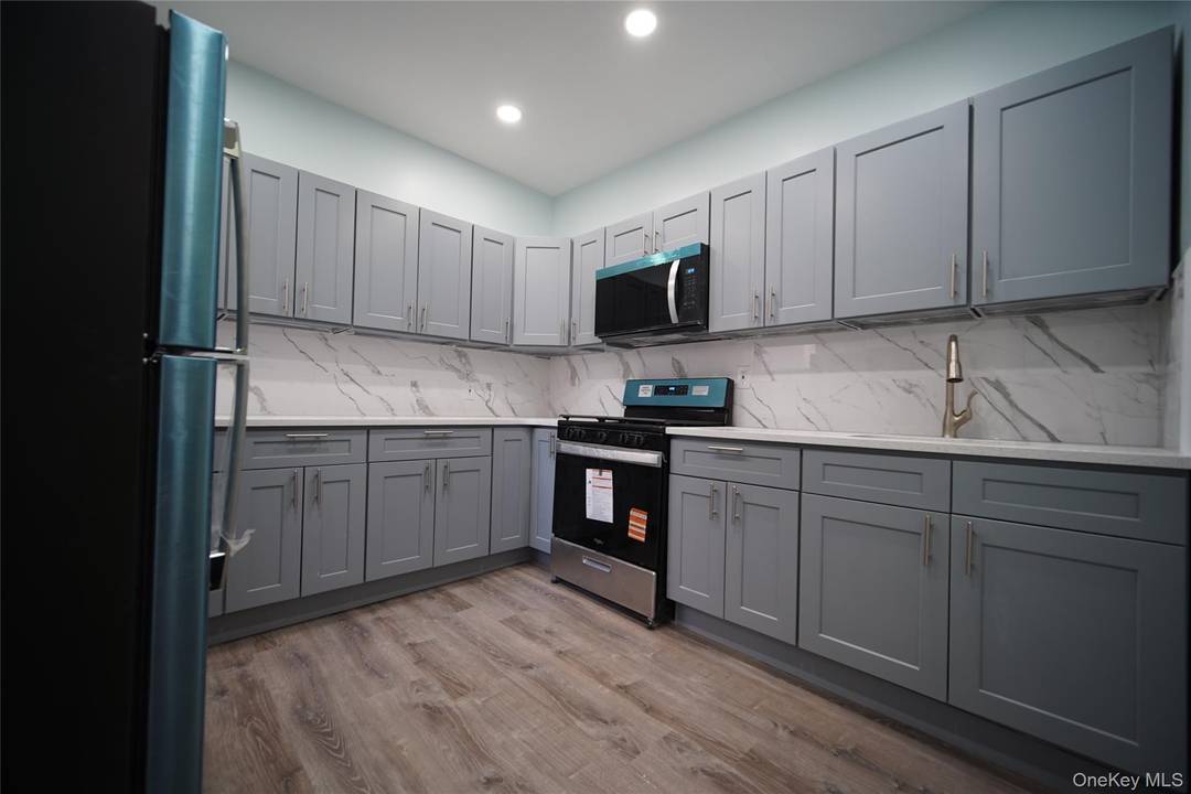 Renovated 1st Floor Apartment Near NYC Subway 723 E 227th St, Bronx, NY Discover modern city living in this beautifully renovated 1st floor apartment at 723 E 227th Street in ...