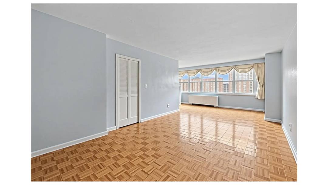 Welcome to this stunning 2 bedroom, 2 bathroom residence in the highly desirable River Point Towers, a full service building where all utilities are included in the maintenance, offering unmatched ...