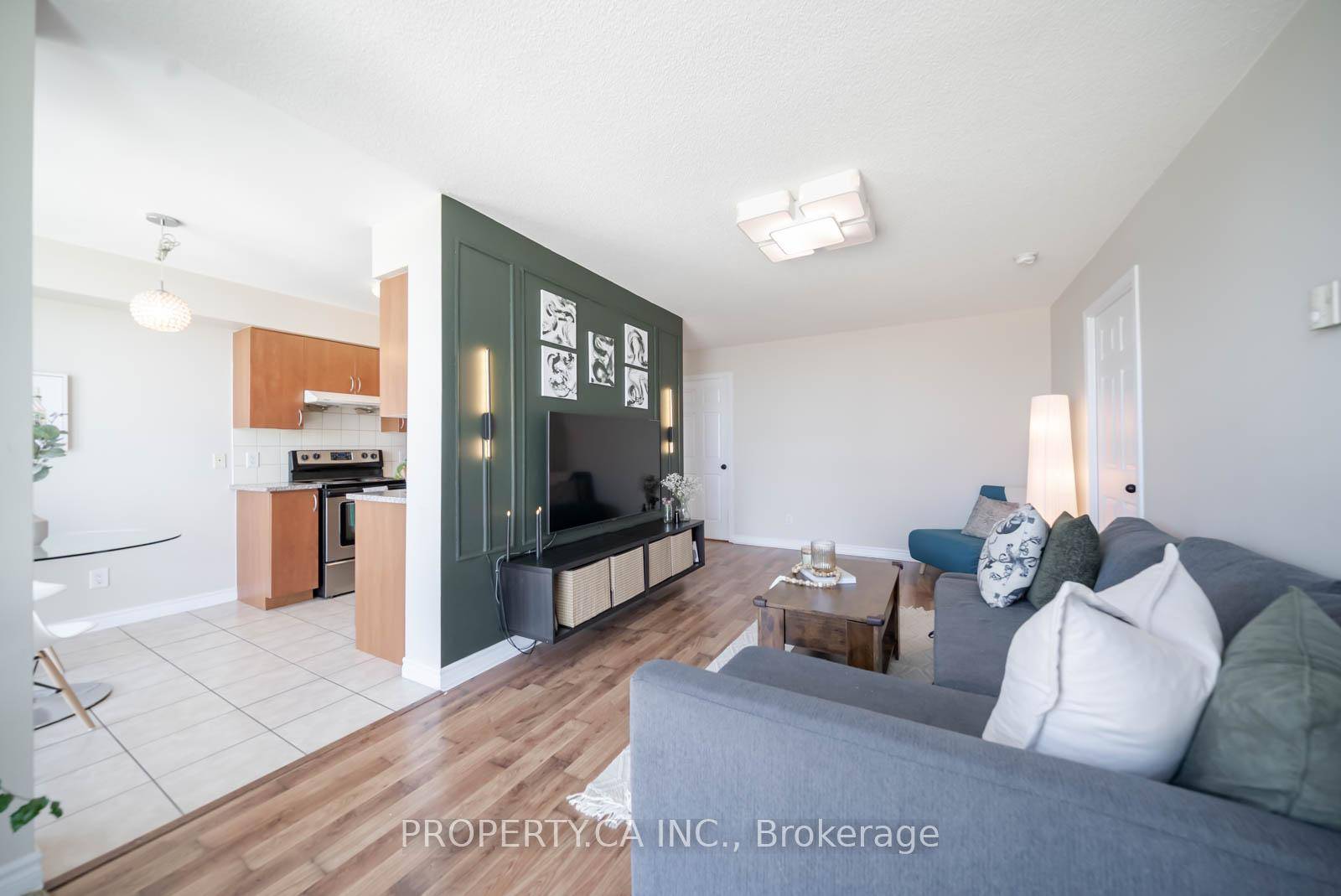 Beautiful Bright 2 Bedroom Corner Unit, Located In Beloved amp ; Expanding Neighbourhood.