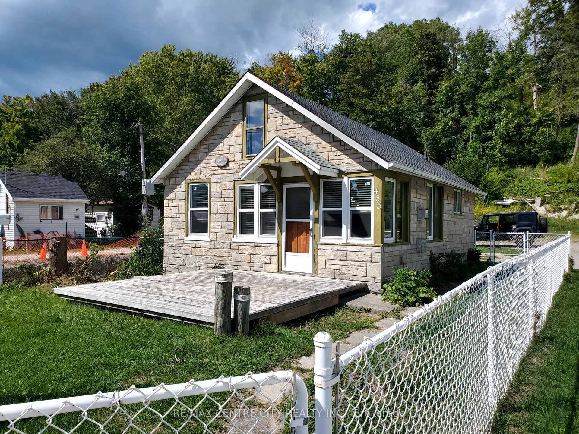 Unbelievable location. Sand at your door with access to Big Beach, Pumphouse Beach and Downtown.