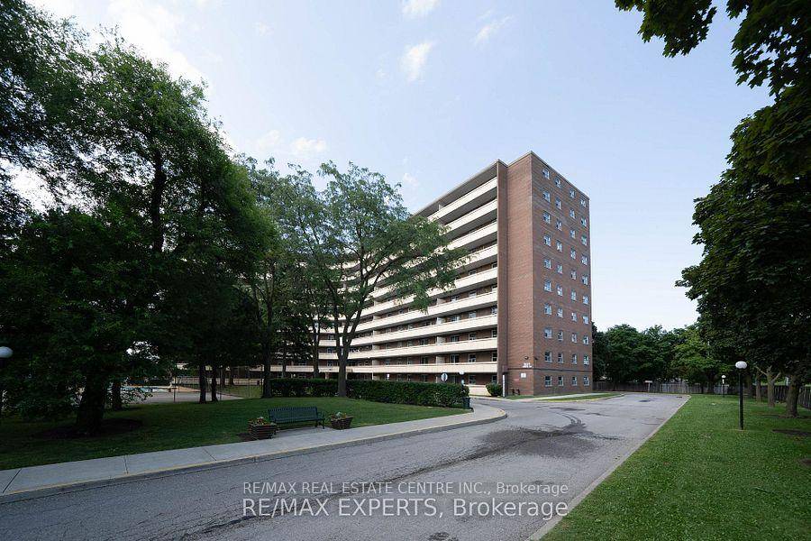Client RemarksClean and Freshly Painted 2 bedroom unit located within steps to shopping, restaurants, transit, Pearson International Airport and many more !