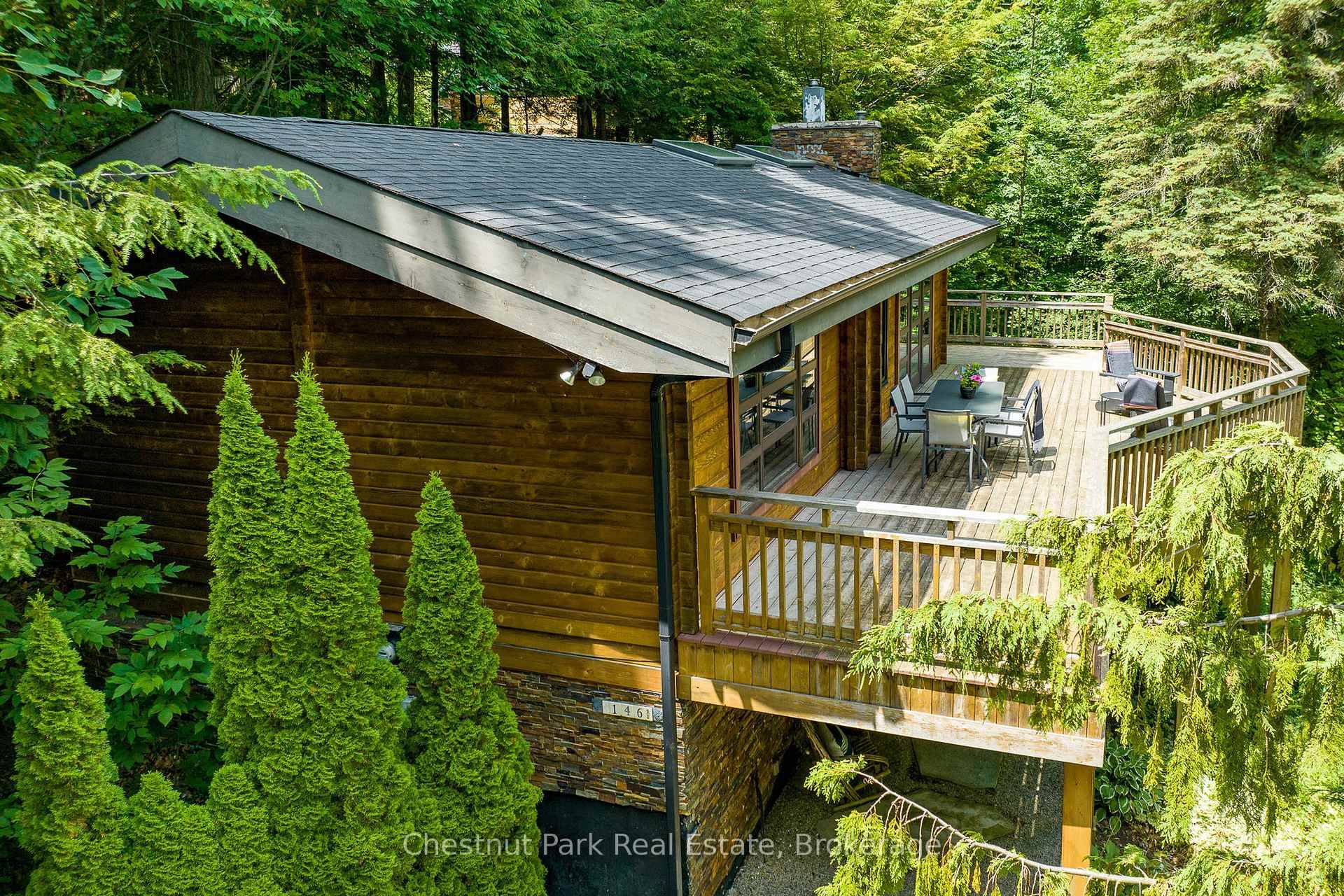 TURN KEY OPPORTUNITY. This charming and warm chalet located in Craigleith in the Blue Mountains offers year round recreational enjoyment.