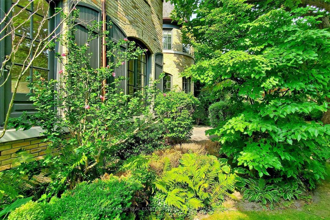 In The Coveted Neighborhood Of Lawrence Park This Beautiful Home Exudes Elegance amp ; Class.