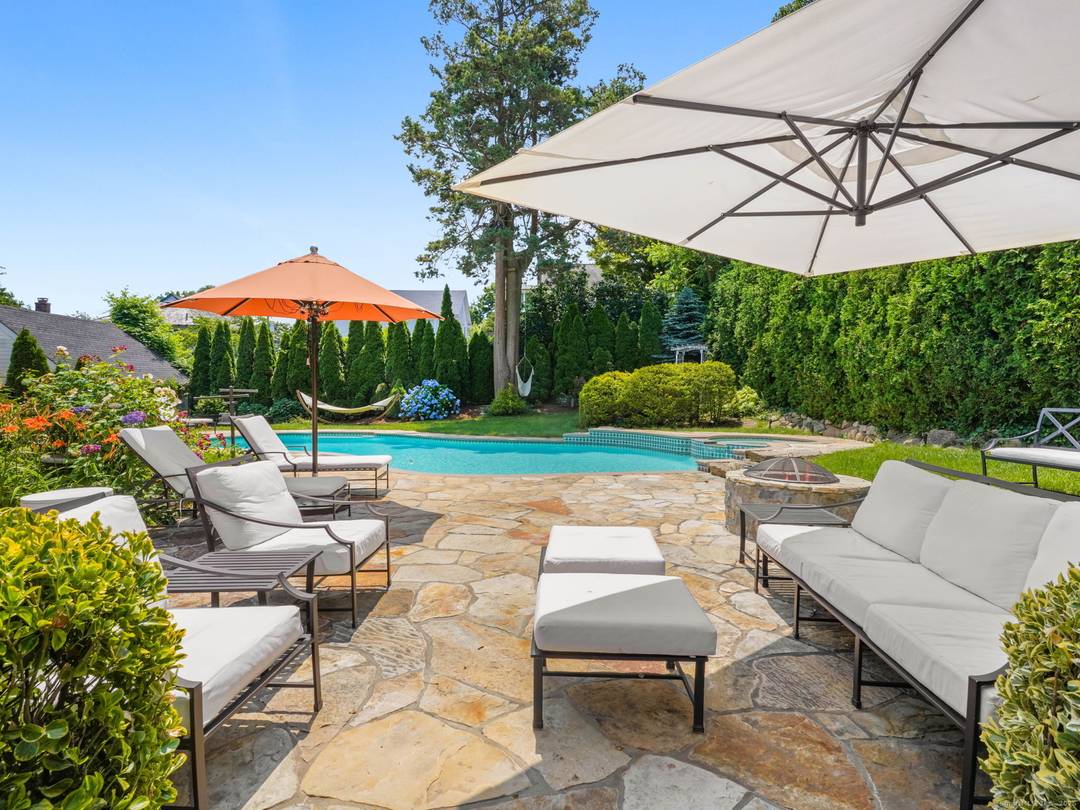 Classic Shippan Colonial with private Beach Access for Summer Rental !