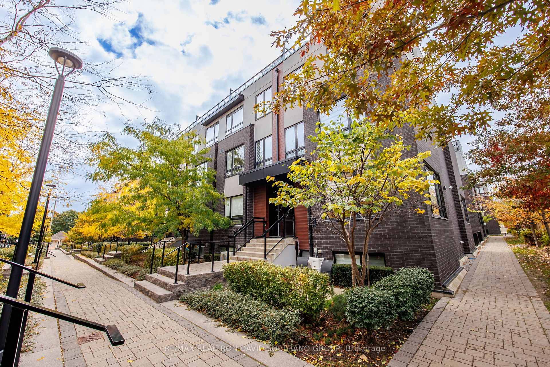 Welcome to 1120 Briar Hill Ave, Unit 202 a well maintained 2 bedroom condo in the desirable Briar Hill City Towns community !