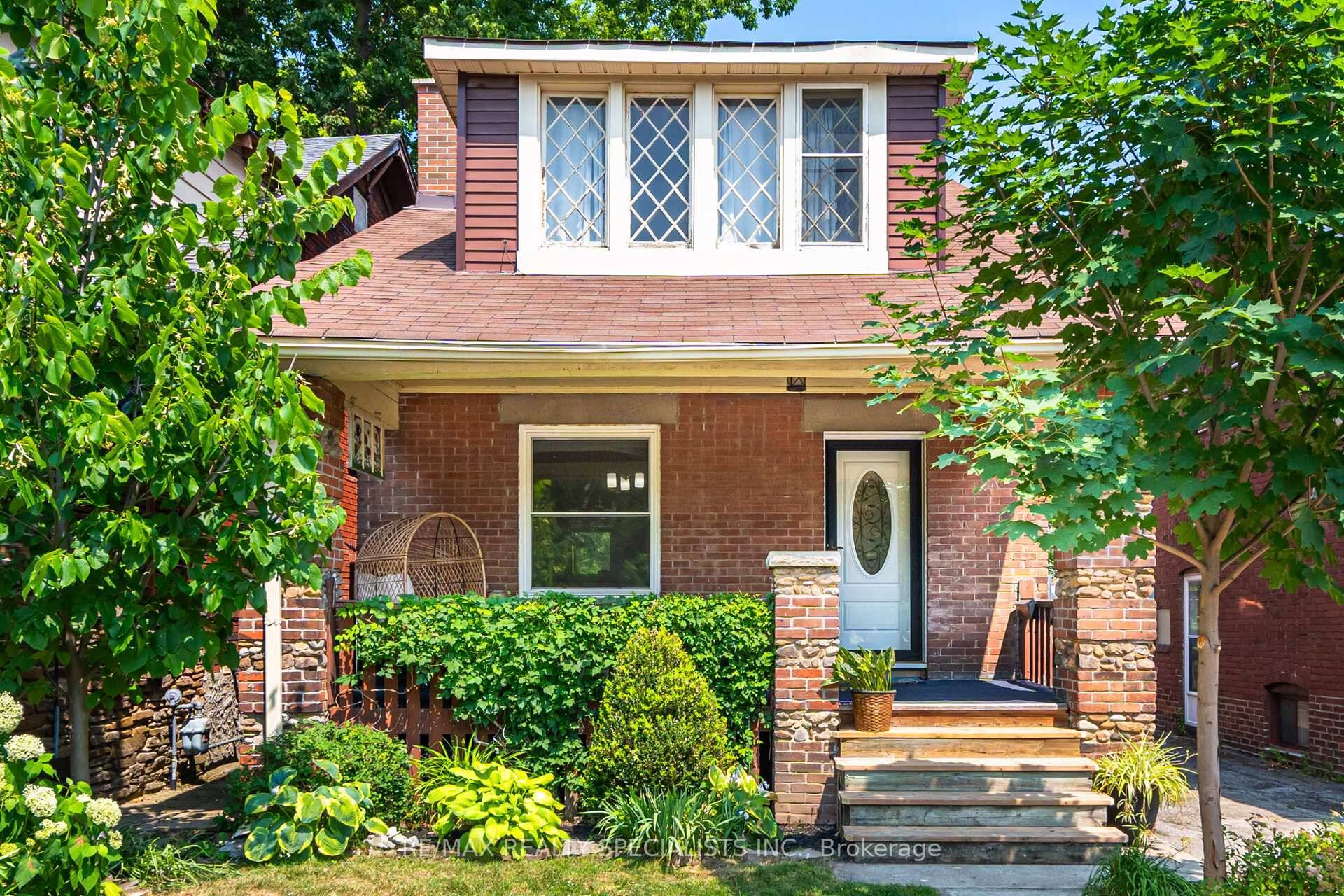 A must see ! This wonderful detached home perfect for 1st time buyers, families, and investors.