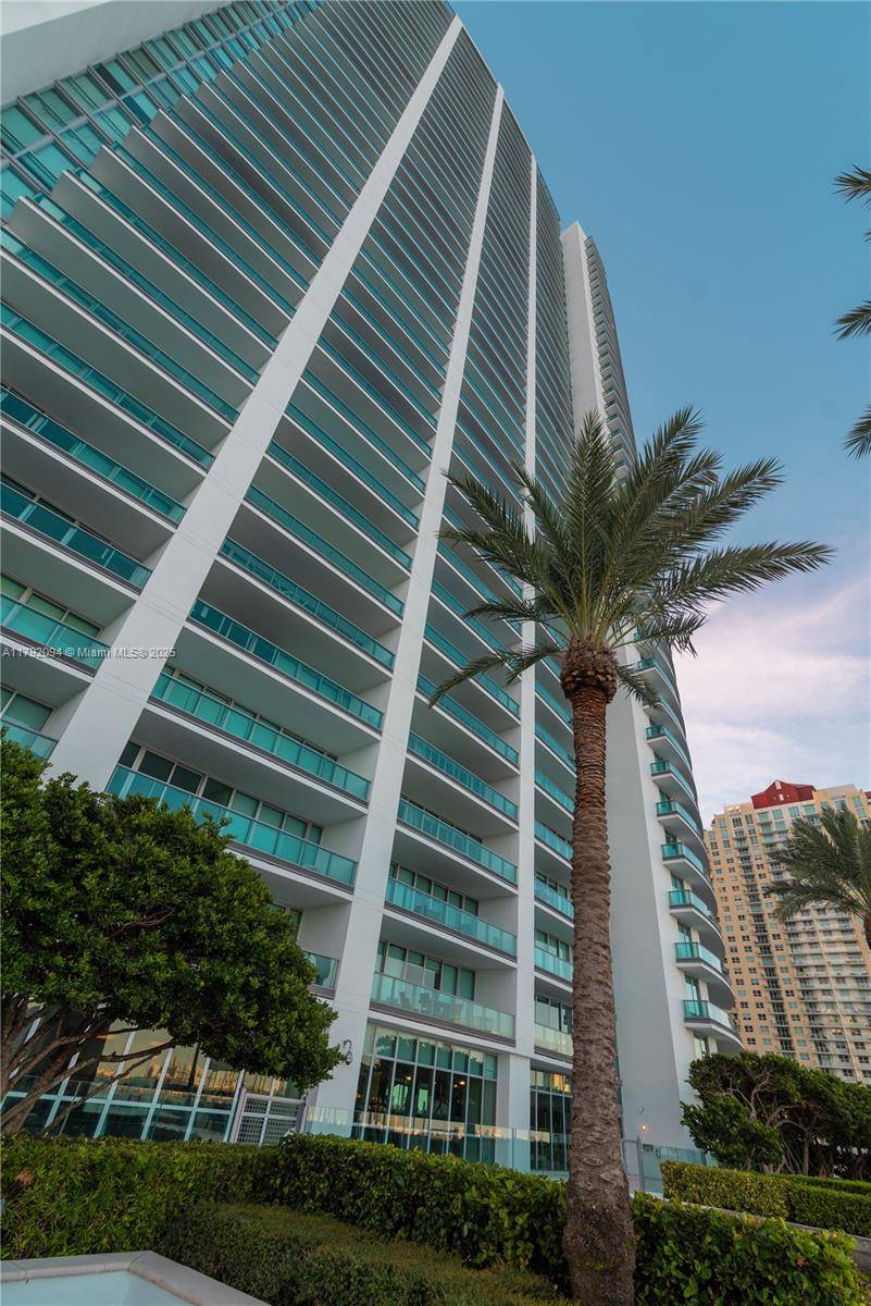 Spectacular waterfront residence located in one of Brickell s premier buildings.