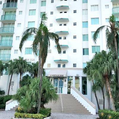 Beautiful corner unit 2 bed 2 bath with spectacular bay views, very low maintenance !