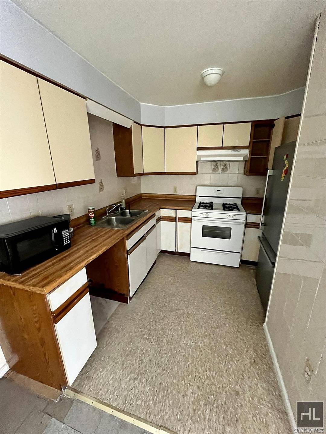 Wonderful 2 Family Home for Sale This charming and well maintained 2 family home is perfect as your next residence or as an investment property.