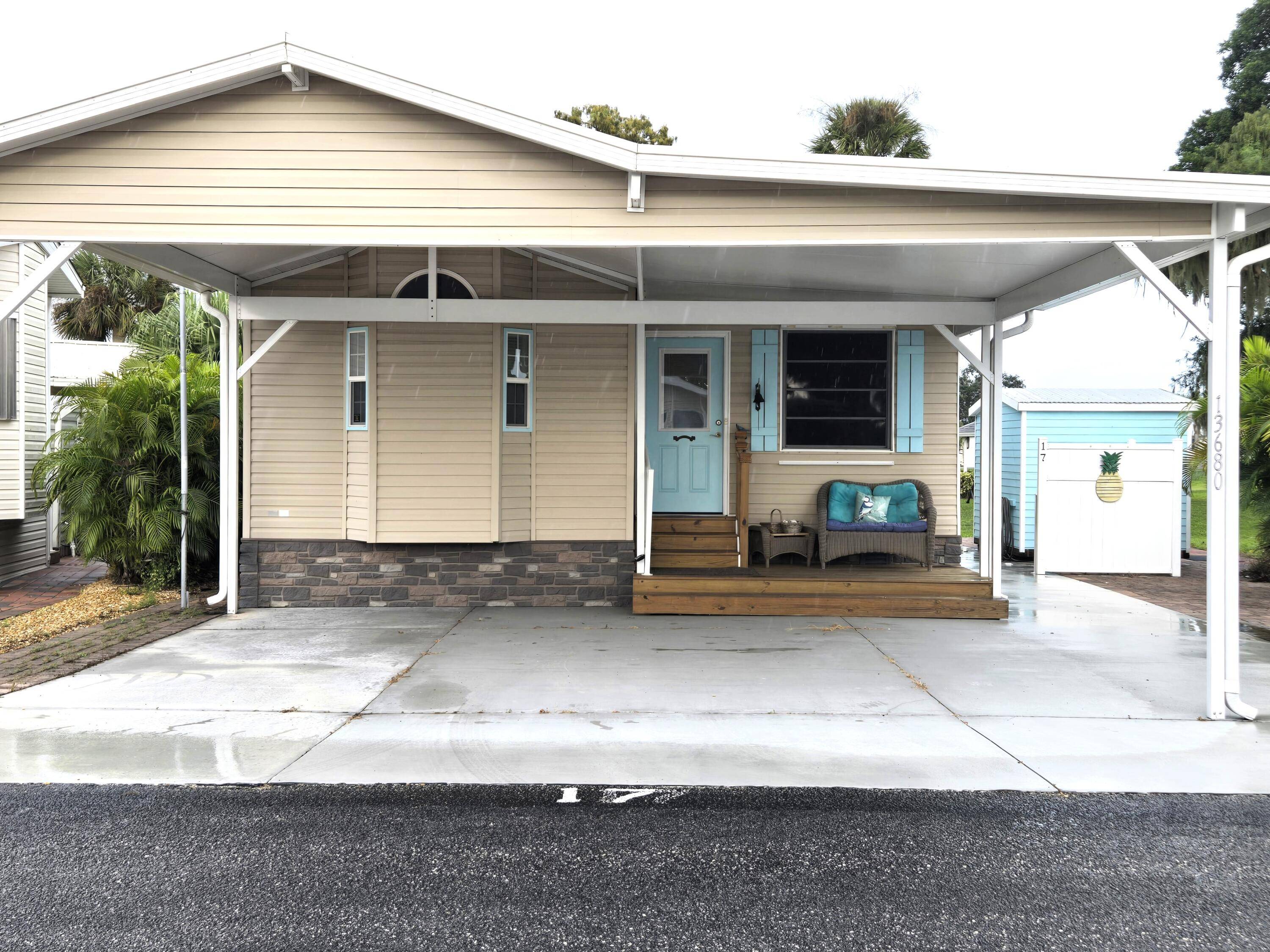 BLUE CYPRESS GOLF RV RESORT Meticulous 2014 home offers 1 bd 1 ba w 908 sf 3, 031 total sf.