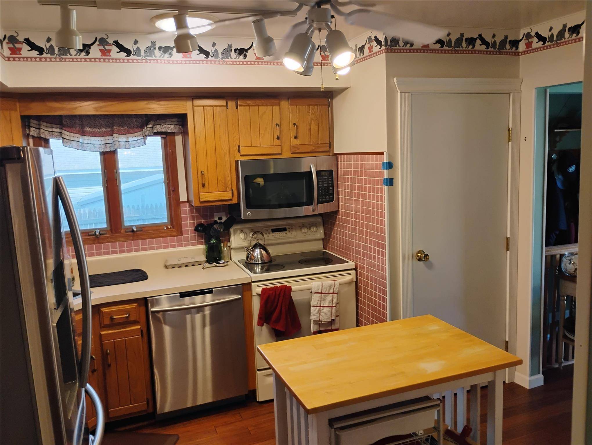 Welcome home ! Move right into this well maintained 3 bedroom 1 bath ranch !