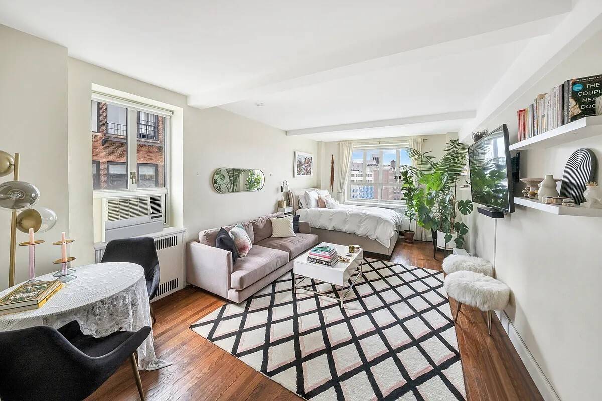 Sun Flooded Corner Unit with Open City Views !