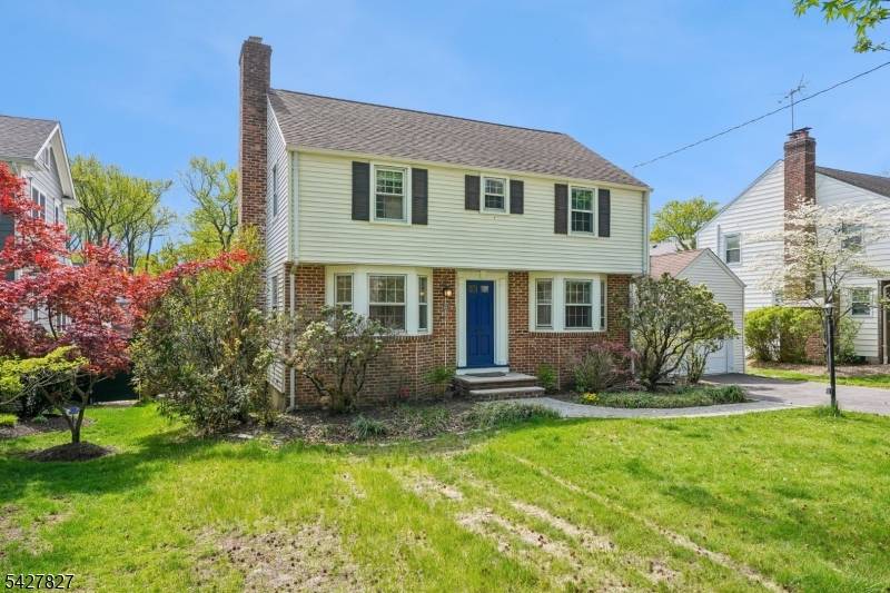 Classic Center Hall Colonial near schools, shopping, train and Downtown !
