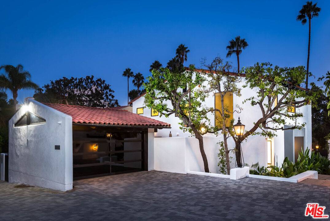 9331   DOHENY RD Beverly Hills Flats LA
