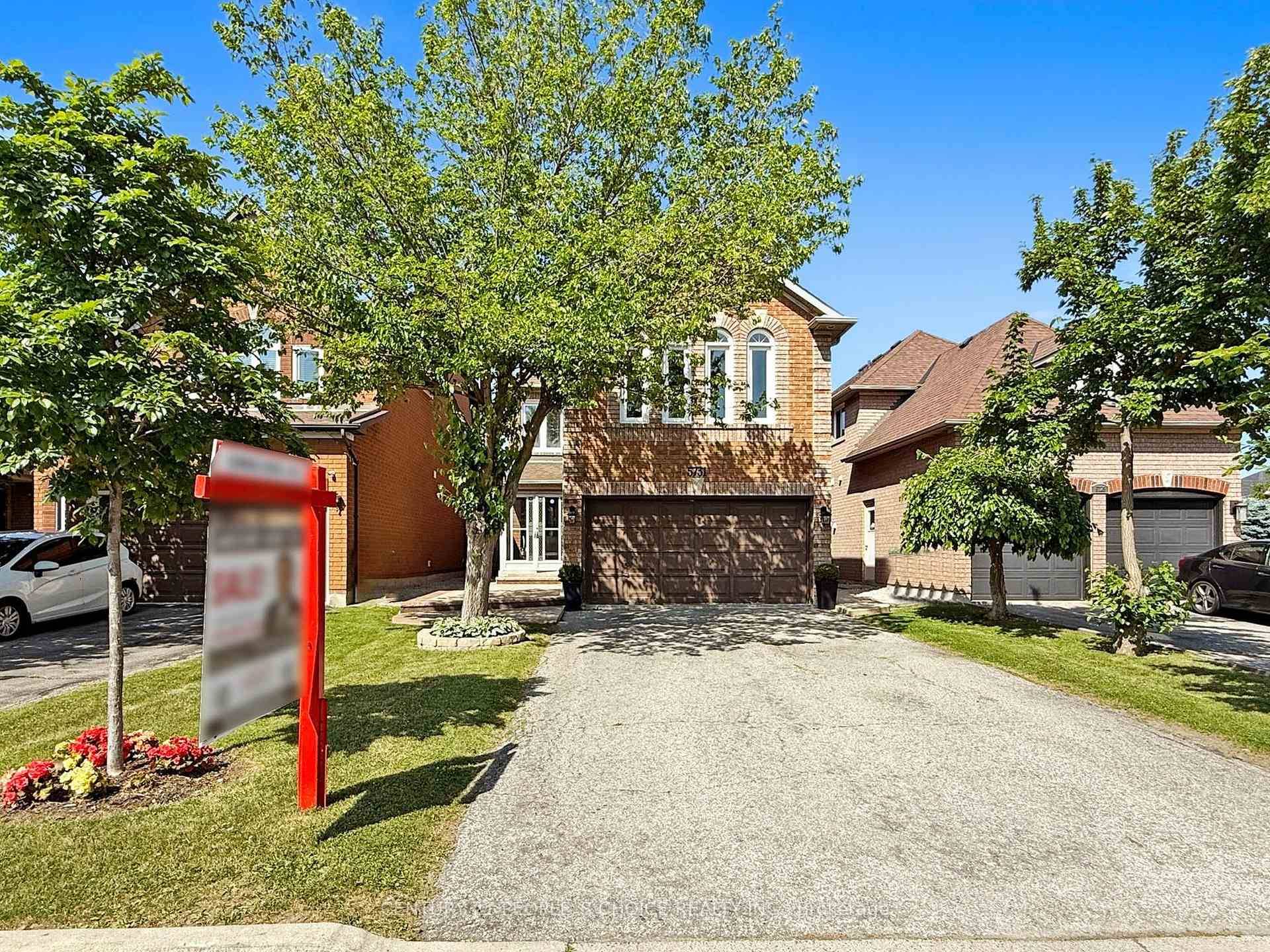 Welcome to this well maintained and spacious home in the high demand Heartland neighbourhood !