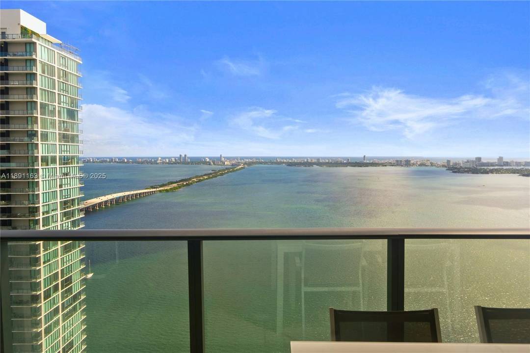 Gorgeous 2 bed 2 bath plus den high floor flat in the luxury Gran Paraiso condo !