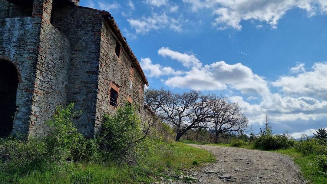 Tuscan stone farmhouse with an annex to be restored, for sale a few km from the city center of Arezzo. Farmhouse with land