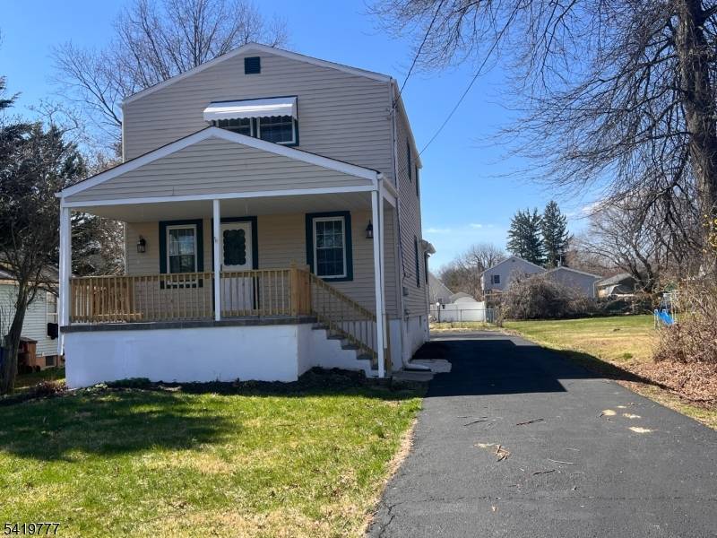 WELCOME HOME ! NESTLED ON AN EXPANSIVE LOT, THIS BEAUTIFULLY RENOVATED HOME OFFERS A PEACEFUL AND PRIVATE SETTING.
