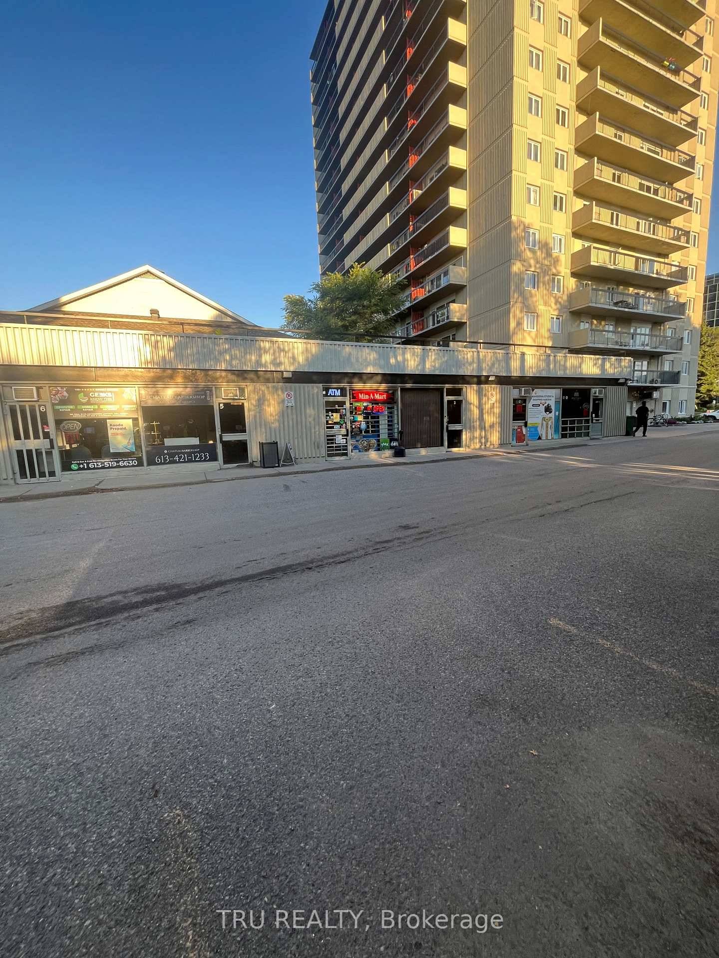 Large open concept spacious 2 bedroom, 1 bathroom condo !