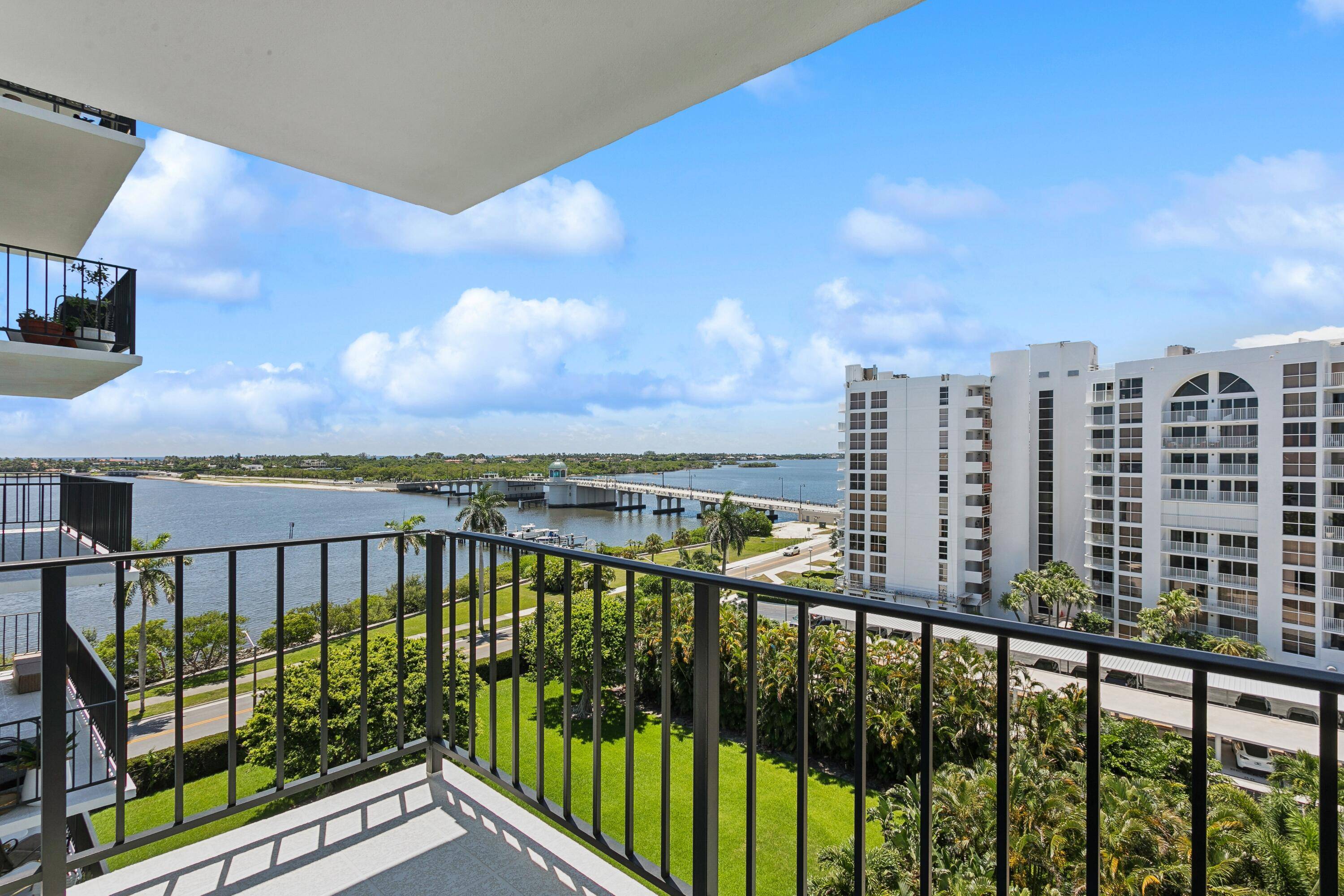 Luxurious 1 Bedroom, 1. 5 Bath Waterfront Condo in West Palm Beach Welcome to your dream home !